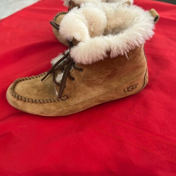 UGGS CHESNUT MOCCASIN BOOTS SIZE 5.5 - Picture 1 of 9